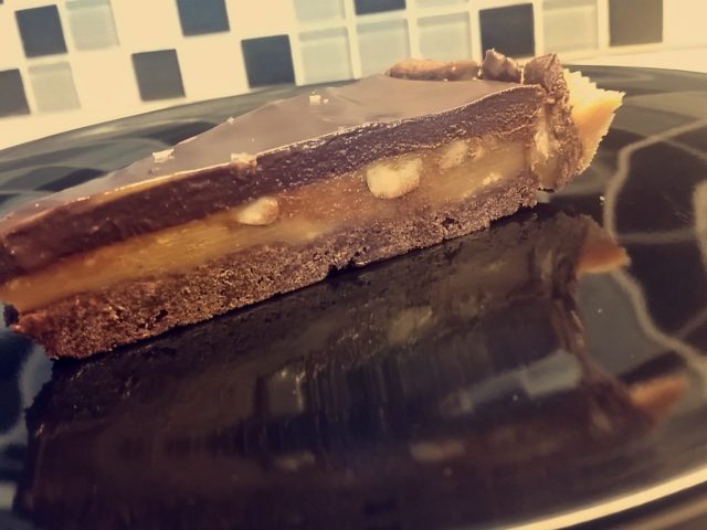 SJOKOLADEPAI MED SALT KARAMELL & NØTTER